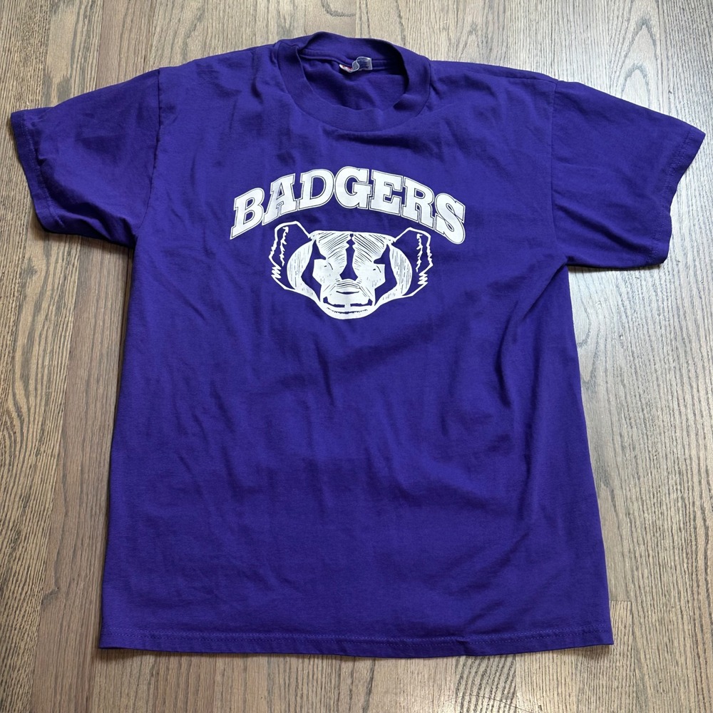 Vintage Badgers Wisconsin Graphic T-Shirt Purple Adult Medium NCAA College‎